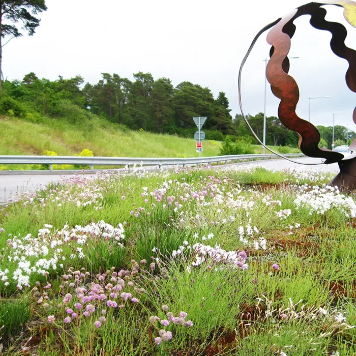 Planter hjælper med at rense luften og fungerer som støjdæmpning i det støjende trafikmiljø