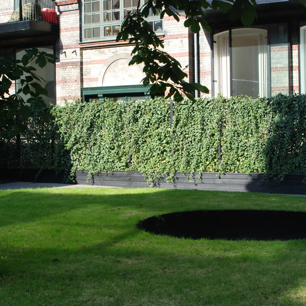 Grønne skærme leveres i færdig højde og giver umiddelbart en grøn og frodig væg/hæg ved etablering.